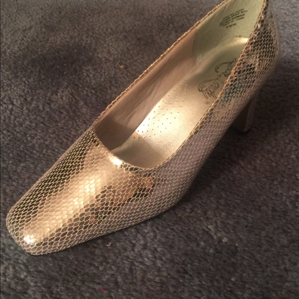 Woman’s shoes size 9.5